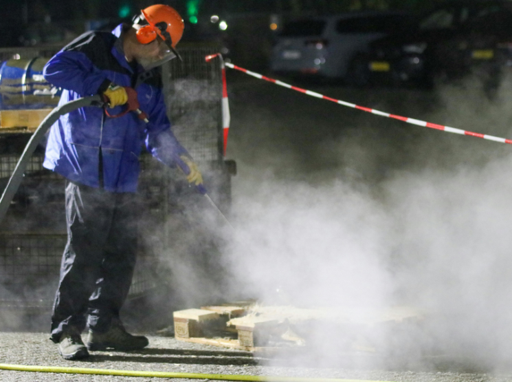Operador com EPI usando jato de alta pressão, aplicação de mangueira para hidrojateamento