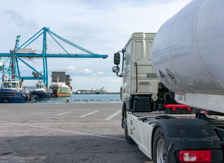 Legislações para caminhão-tanque no transporte internacional Caminhão-tanque em terminal portuário aguardando embarque, ilustrando as legislações para caminhão-tanque no Mercosul.
