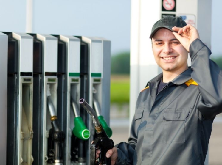 profissional realiza procedimento seguro ao receber combustível no posto