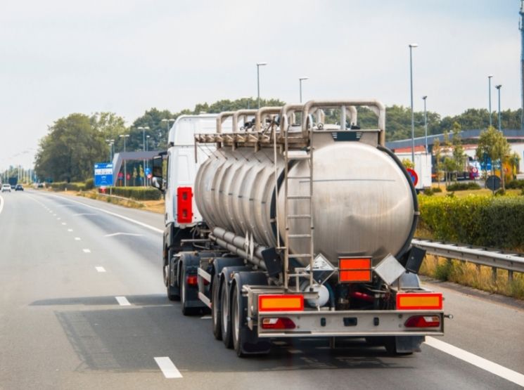 caminhão transportando uma carga em uma rodovia - melhor mangueira para caminhão tanque