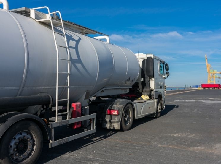 caminhão-tanque estacionado em uma área portuária