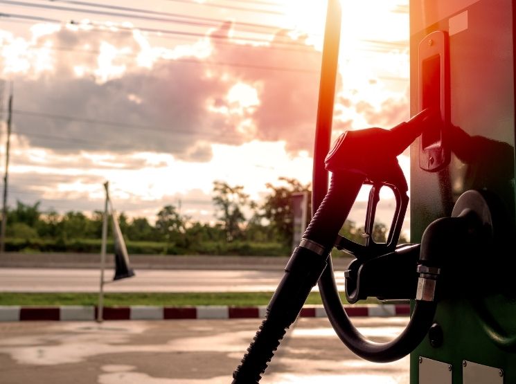 bomba de combustível em um posto de gasolina - melhor mangueira para caminhão tanque