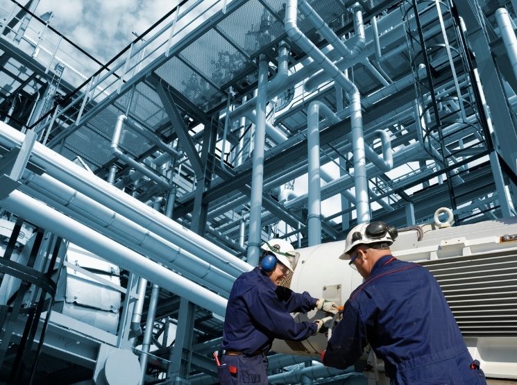 profissionais técnicos realizando teste de mangueiras industriais