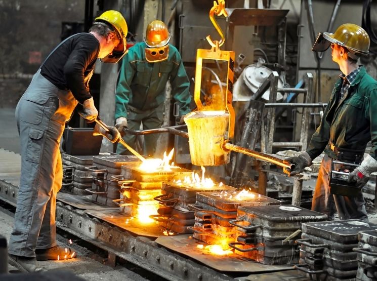 funcionários trabalhando em fábrica metalúrgica - transferir polpa de minério